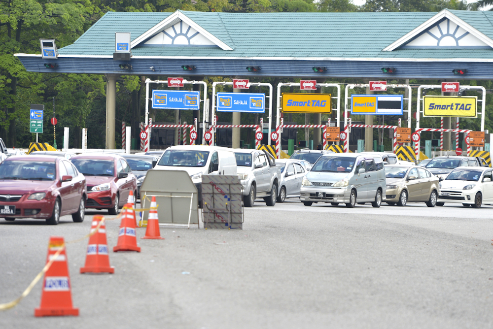 Police conduct roadblock checks during movement control order 2.0 (MCO) in Subang Jaya, February 2, 2021. u00e2u20acu201d Picture by Miera Zulyana