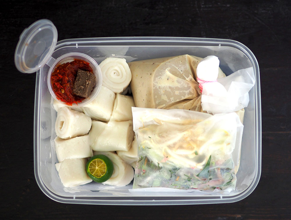 The gravy is packed in a separate bag so just add it to the smooth rice rolls for the 'laksam'.