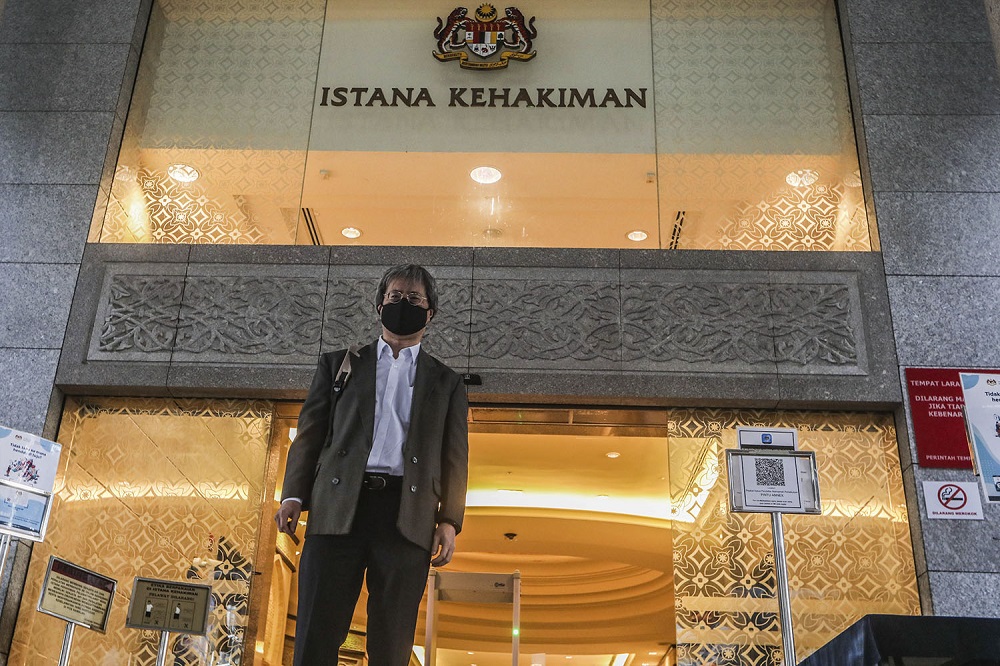 Malaysiakini editor-in-chief Steven Gan arrives at the Federal Court in Putrajaya February 19, 2021. ― Picture by Hari Anggara