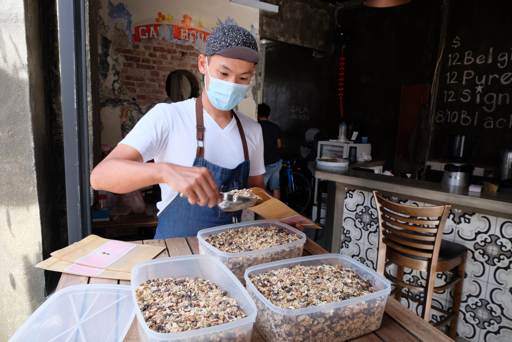 Ong Leng Hin packing the freshly made muesli. u00e2u20acu201d Picture by Steven Ooi KE