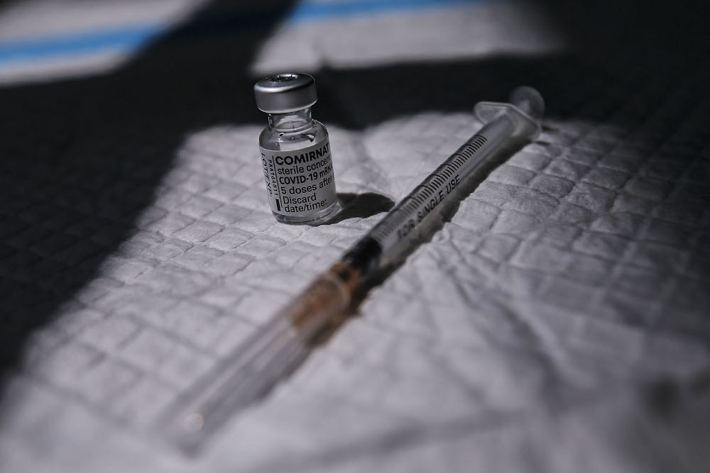 Setakat 28 Mac, terdapat lebih 129,000 individu telah menerima suntikan dos kedua vaksin Covid-19 seluruh negara. ― Foto oleh Hari Anggara