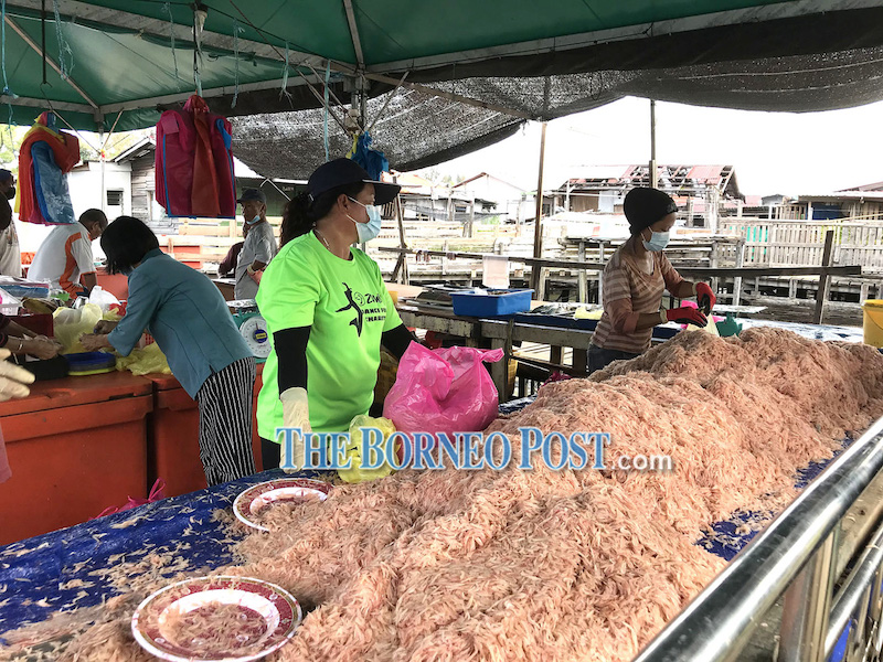 Fishmongers at Kampung Wireless sell bubuk. — Borneo Post Online pic