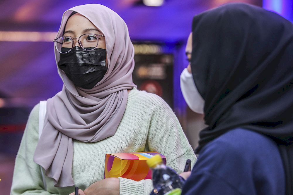 Khaliesa Hanani (left) speaking to Malay Mail reporters at Mid Valley shopping centre cinema, March 5, 2021. ― Picture by Hari Anggara
