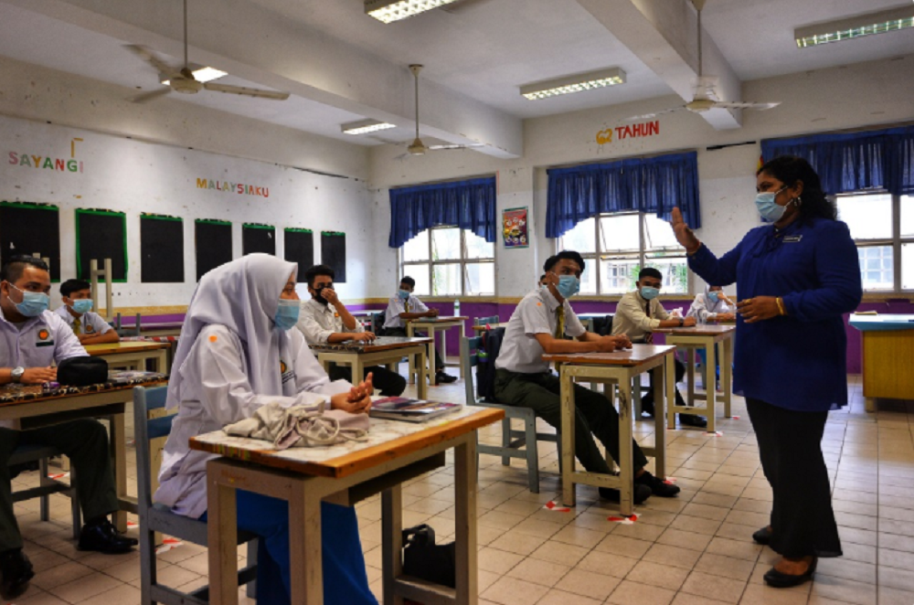 Many teachers have struggled to conduct classes online after doing it face-to-face for years. ― Picture by Shafwan Zaidon