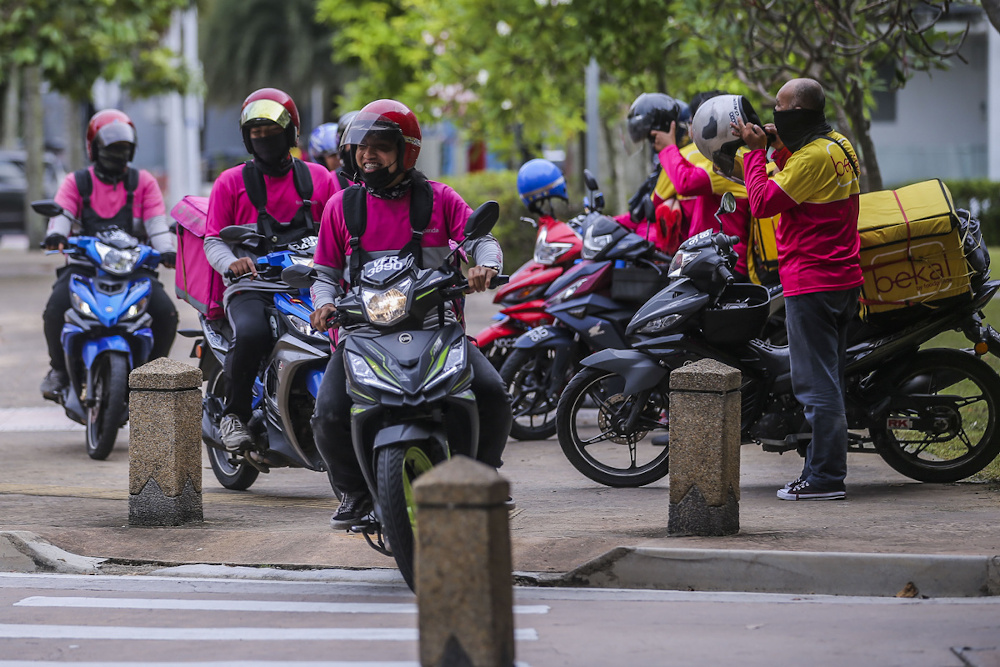 JPJ said today that since 2020, the road tax of private motorcycles, involving decontrolled vehicles (vehicles under 7,500 kilogrammes) could be renewed at Puspakom centres. ― Picture by Hari Anggara