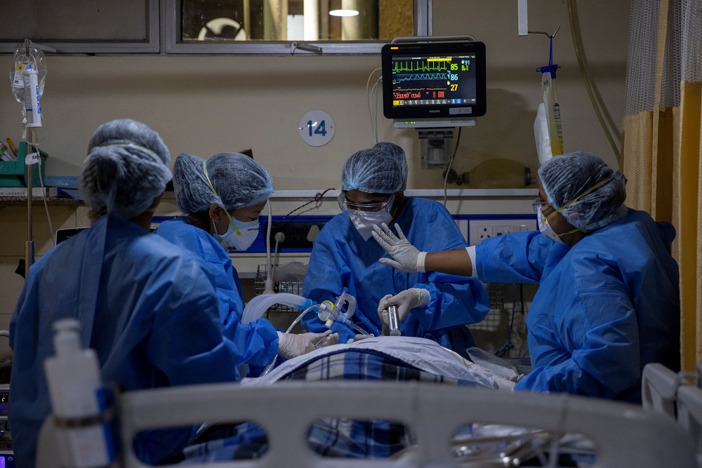 Medical workers tend to a patient suffering from the coronavirus disease, inside the ICU ward at Holy Family Hospital in New Delhi, India April 29, 2021. u00e2u20acu2022 Reuters pic