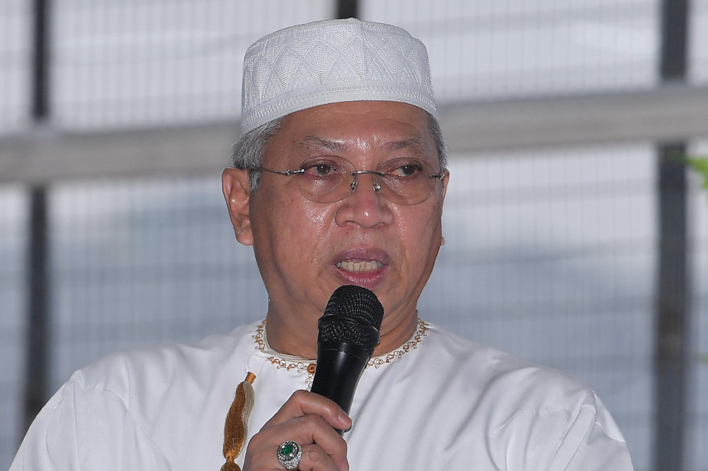 Federal Territories Minister Tan Sri Annuar Musa speaking during a visit to the Maahad Tahfiz Integrasi Madinatul Huffaz in Kuala Lumpur, April 29, 2021. — Bernama pic