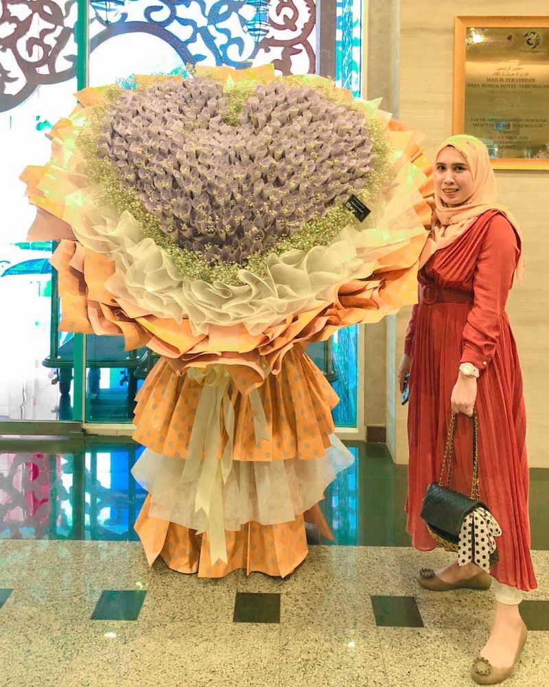 A customer entrusted Safiyah to create the cash bouquet for his wife as a gesture of appreciation. u00e2u20acu201d Picture via Instagram/Safiyah Alias