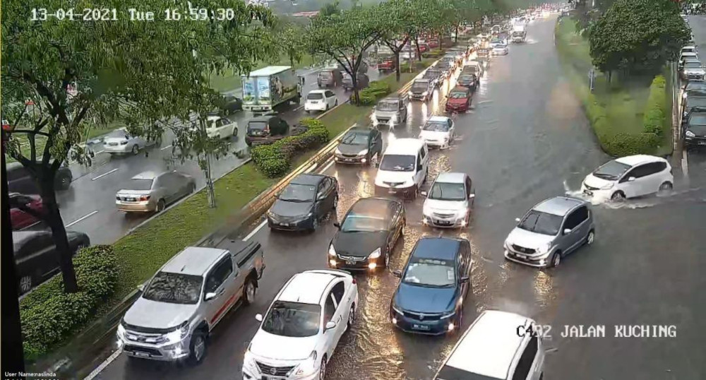 Traffic along Jalan Kuching at a standstill due to the downpour in Kuala Lumpur this evening. u00e2u20acu201d Picture from Twitter/Bernamadotcom 