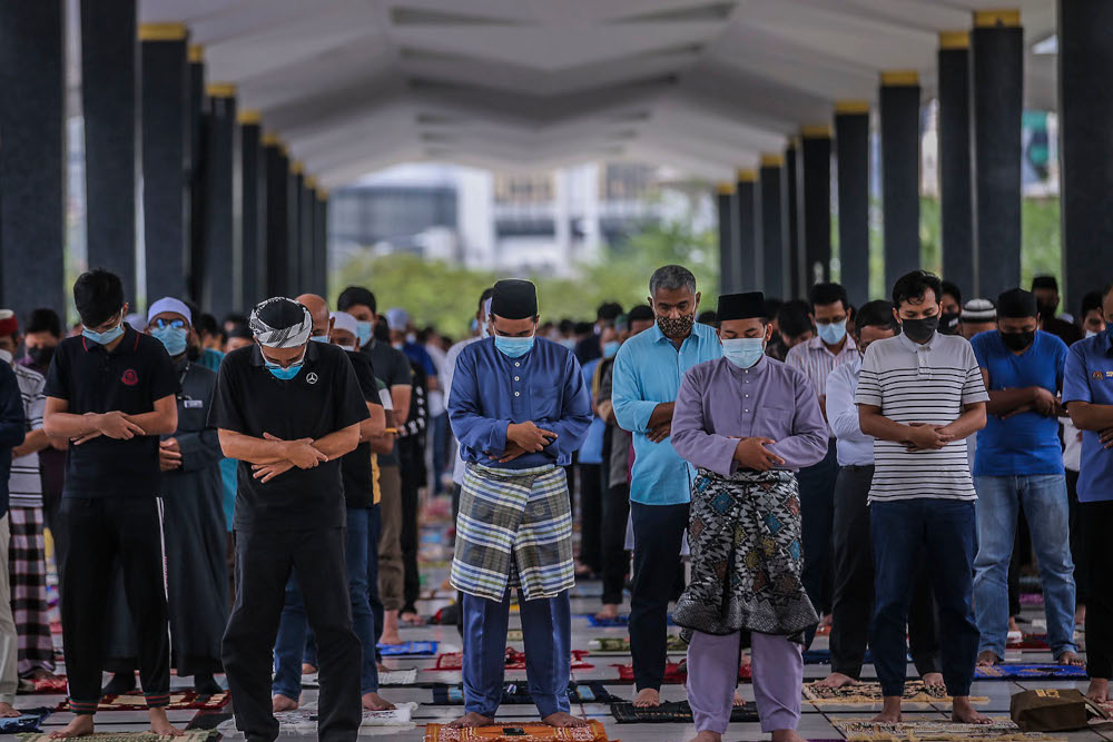 Muslims perform Friday prayers in the first week of Ramadan at the National Mosque in Kuala Lumpur, April 16, 2021. u00e2u20acu2022 Picture by Hari Anggara