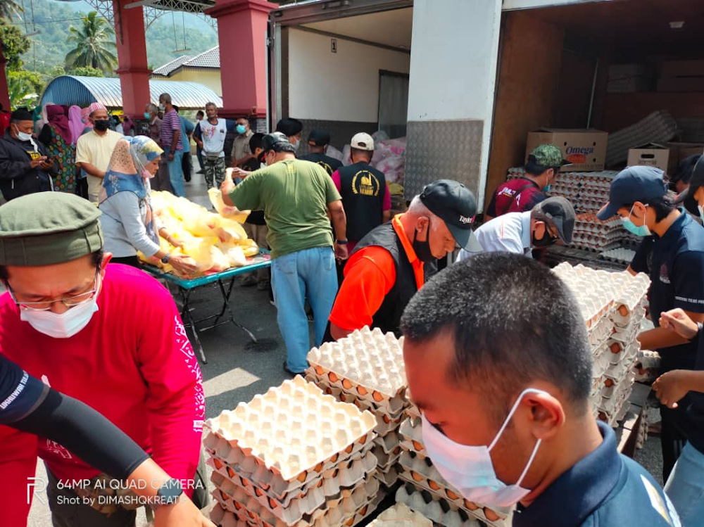 Masjid Abdul Rahman u00e2u20acu02dcAuf distributed 15,000 chicken eggs, 500 frozen chickens and bags of rice for the hardcore poor at Larut, Matang and Selama district on April 11. u00e2u20acu201d Picture courtesy of Masjid Abdul Rahman u00e2u20acu02dcAuf