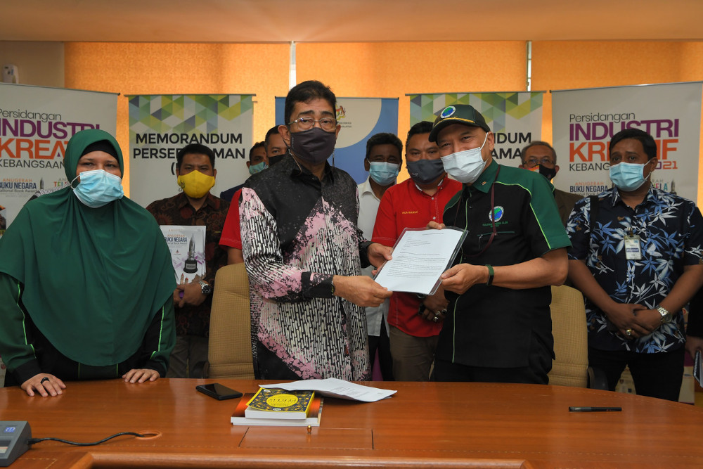 The memorandum, which asks the government to take action against operators of illegal gambling, was handed over by Malaysian Muslim Consumers’ Association (PPIM) chief activist Datuk Nadzim Johan to Datuk Zahidi Zainul Abidin at his office at Angkasapuri April 22, 2021. — Bernama pic