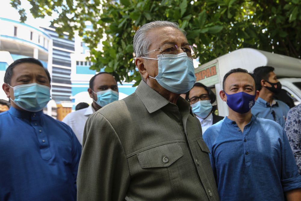 Tun Dr Mahathir Mohamad is pictured in front of the Dang Wangi District Police headquarters in Kuala Lumpur April 2, 2021. — Picture by Yusof Mat Isa