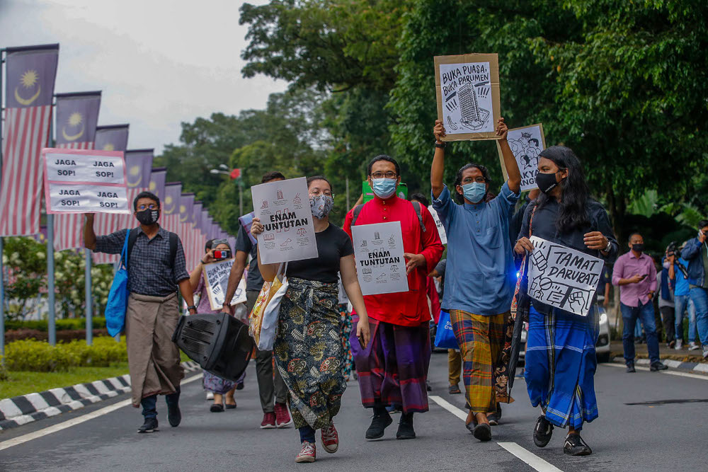 Calling for democracy to prevail, the youths also carried placards with the message ‘Buka puasa, buka Parlimen’. ― Picture by Hari Anggara