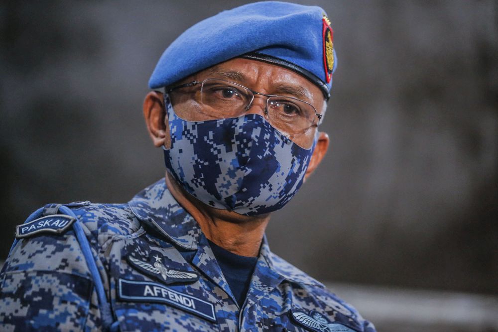 Armed Forces chief General Tan Sri Affendi Buang visits a roadblock on the eve of Hari Raya Aidilfitri at the USJ Toll Plaza in Subang May 12, 2021. u00e2u20acu201d Picture by Hari Anggarann