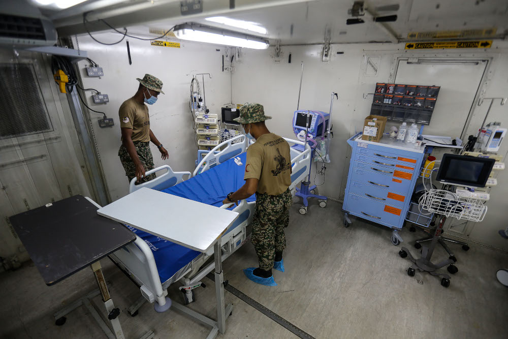 Royal Malaysian Army personnel arranging the bed in the Field ICU to combat the surge of Covid-19 cases here at Kepala Batas Hospital, May 21, 2021. — Picture by Sayuti Zainudin