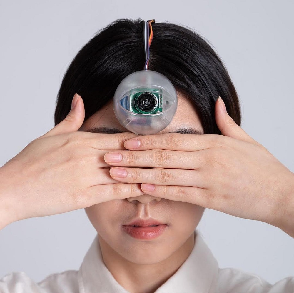A technological u00e2u20acu02dcthird eye,u00e2u20acu2122 developed by Minwook Paeng, would detect obstacles while users are looking at their smartphones. u00e2u20acu201d Picture courtesy of Minwook Paeng
