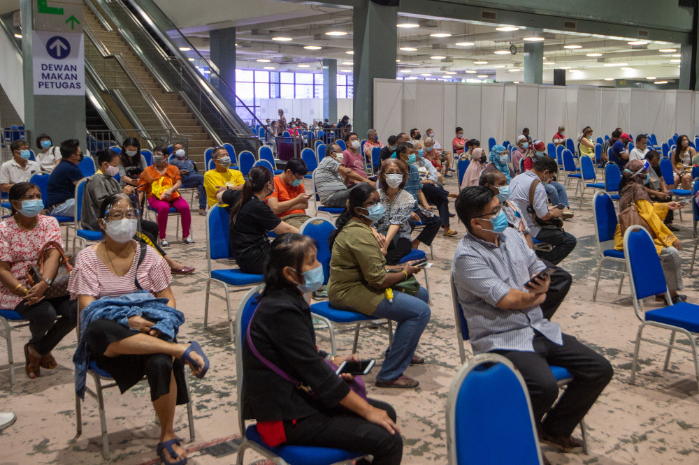 2021 年 6 月 17 日，人们在位于 Seri Kembangan 的 Mines 国际展览和会议中心的 Covid-19 疫苗接种中心等待接种 Covid-19 疫苗。 — 图片来自 Shafwan Zaidon