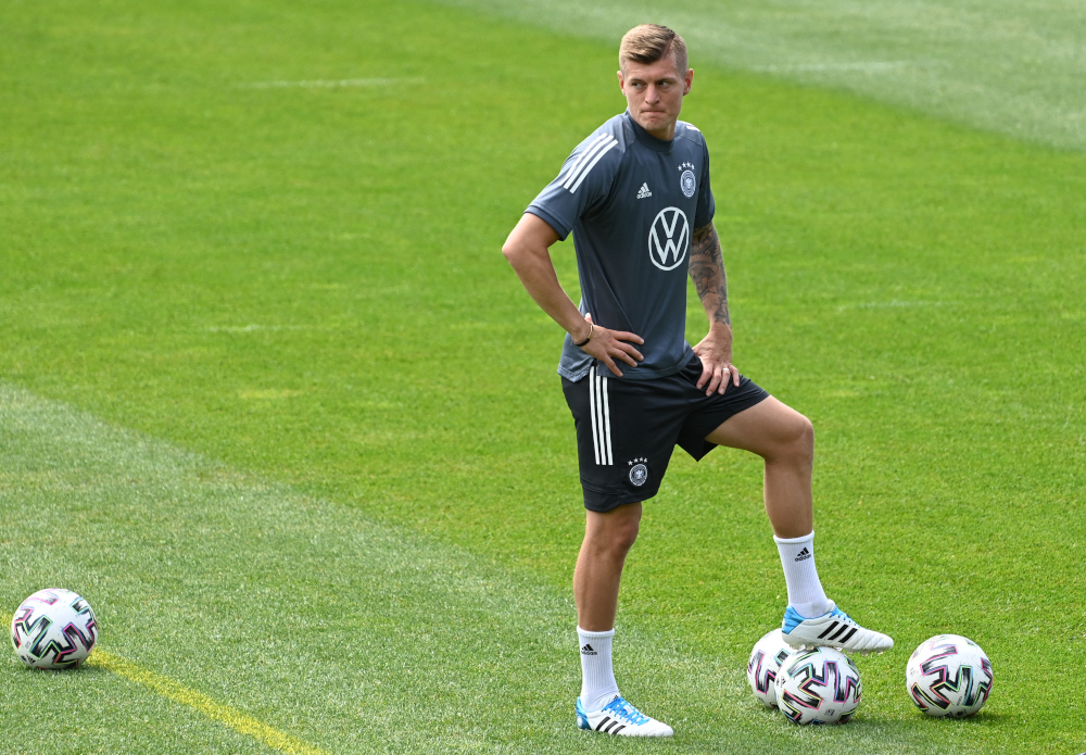 Der deutsche Mittelfeldspieler Toni Kroos wird am 4. Juni 2021 in Seefeld, Österreich, an einer Trainingseinheit teilnehmen, wo die deutsche Fußballnationalmannschaft im Vorfeld der Fußball-Europameisterschaft 2020-2021 an einem Trainingslager teilnehmen wird.  - AFP-Bild