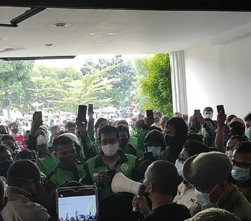 Delivery riders seen crowding outside a McDonaldu00e2u20acu2122s outlet in south Jakarta on Wednesday to order the coveted BTS Meal. u00e2u20acu2022 Picture via Instagram/@satpolpp.dki