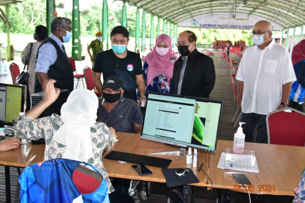 Deputy Chief Minister Datuk Amar Douglas Uggah observing the registration process for Covid-19 vaccination at Eastwood Valley Golf and Country Club in Miri, June 18, 2021. u00e2u20acu201d Picture courtesy of the Deputy Ministeru00e2u20acu2122s Office