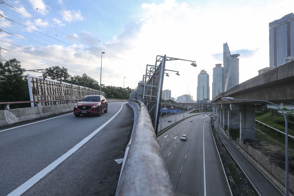 A general view of traffic on the Federal Highway in Kuala Lumpur June 1, 2021. — Picture by Yusof Mat Isa