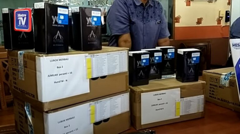 The Perak government is distributing 20,000 phones to students from B40 families under its Tuisyen Cikgu Saarani (TCS) programme. — SoyaCincau pic