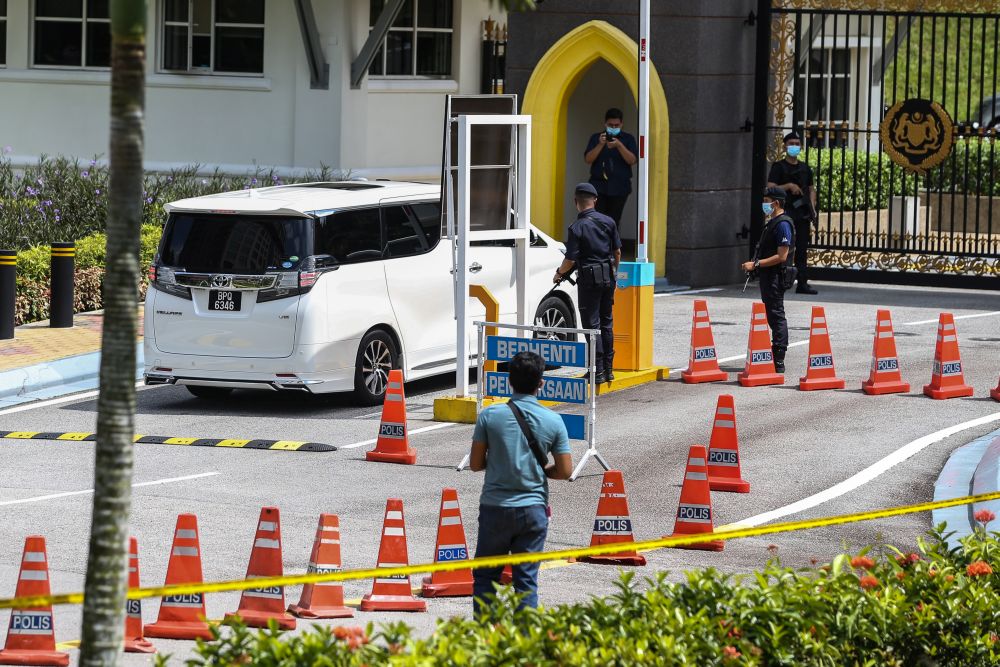 A vehicle ferrying MCA president Datuk Seri Wee Ka Siong is seen arriving at Istana Negara in Kuala Lumpur June 10, 2021.  — Picture by Yusof Mat Isa