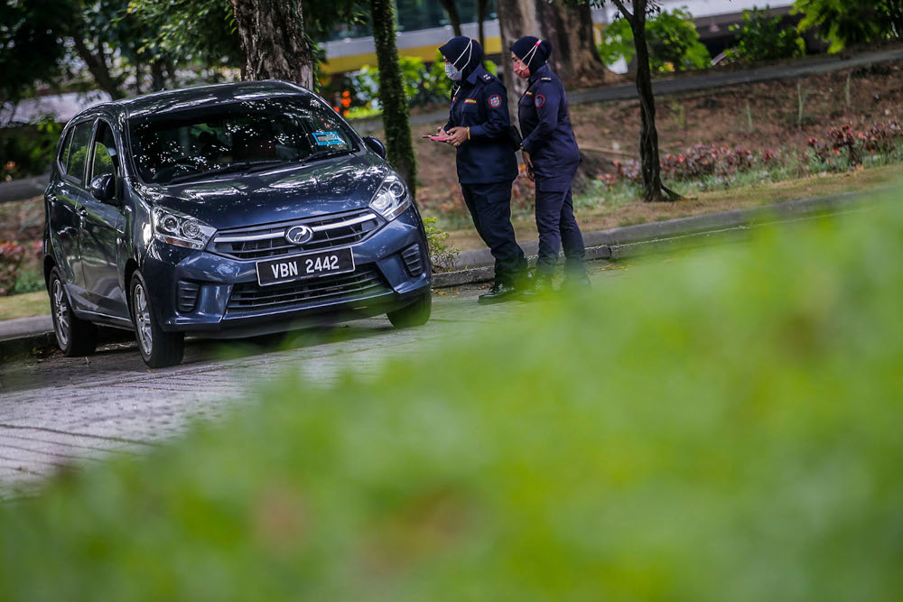 Shah Alam City Council (MBSA) officers patrol around Taman Tasik Shah Alam following the closure of all public parks during movement control order (MCO 3.0) June 3, 2021. u00e2u20acu2022 Picture by Hari Anggara
