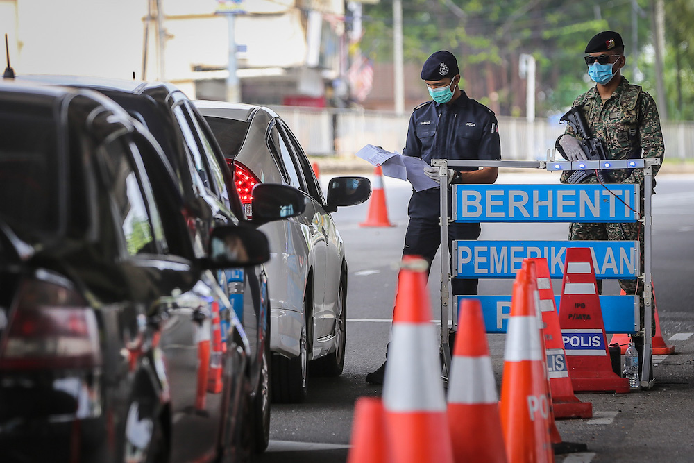 Police and Armed Forces personnel conduct a check on vehicles at a roadblock at Jalan Klang Lama in Petaling Jaya. — Picture by Yusof Mat Isa