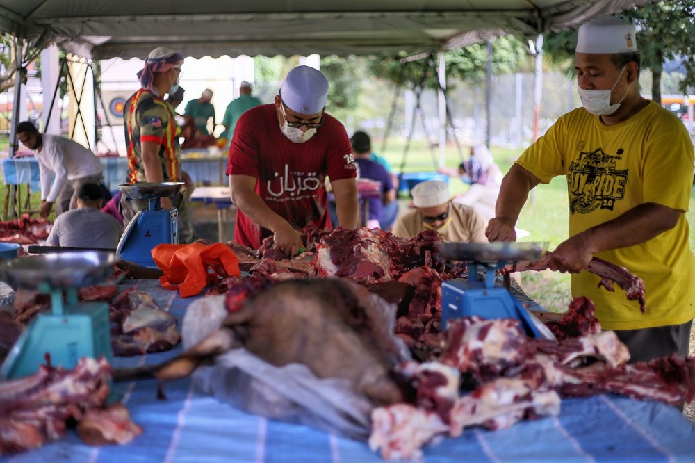 Members of the public adhere to Covid-19 SOPs as they take part in the ritual slaughter of a cow during Hari Raya Aidiladha at the Kota Damansara mosque in Petaling Jaya July 20, 2021. u00e2u20acu201d Picture by Ahmad Zamzahuri