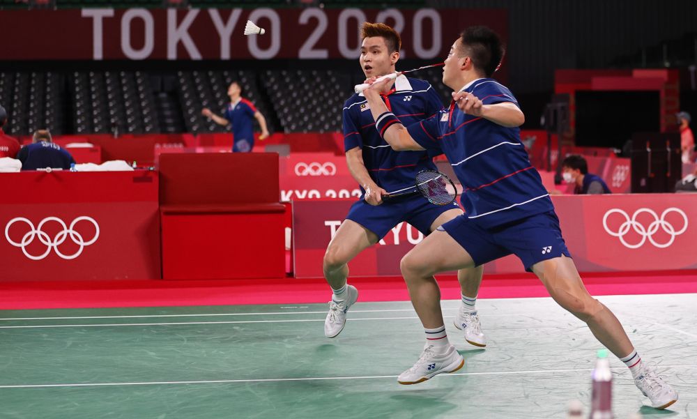 Aaron Chia of Malaysia in action as Soh Wooi Yik looks on during the match against Marcus Fernaldi Gideon and Kevin Sanjaya Sukamuljo of Indonesia at the Musashino Forest Sport Plaza, Tokyo July 29, 2021. u00e2u20acu201d Reuters picnnn