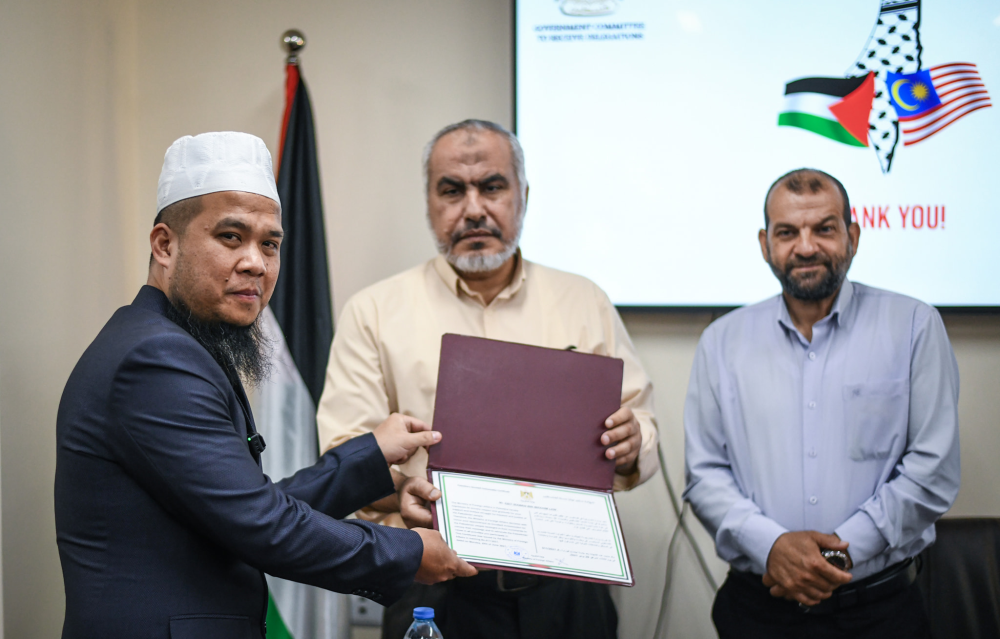 Ebit Lew (left) receiving his appointment as the Palestine Goodwill Ambassador. u00e2u20acu201d Picture via Facebook