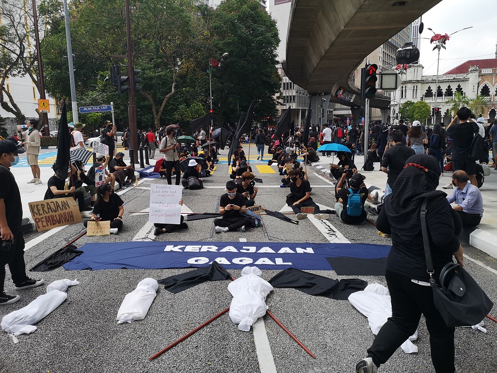 Malaysian youth converge on Dataran Merdeka for #Lawan protest | Malaysia | Malay Mail