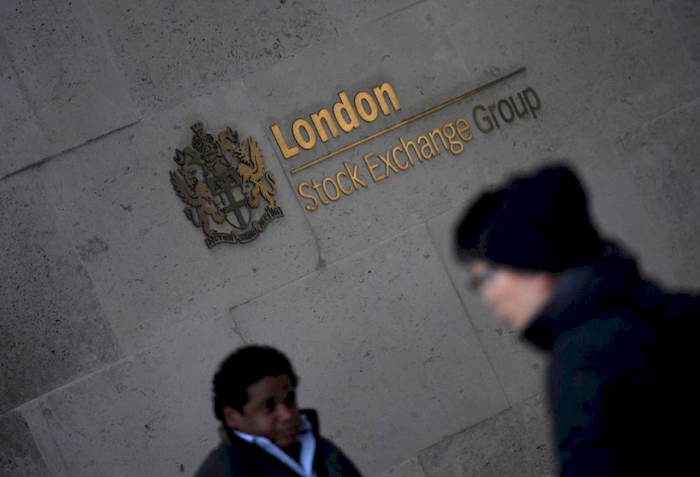 People walk past the London Stock Exchange Group offices in the City of London, Britain, December 29, 2017. u00e2u20acu201d Reuters pic