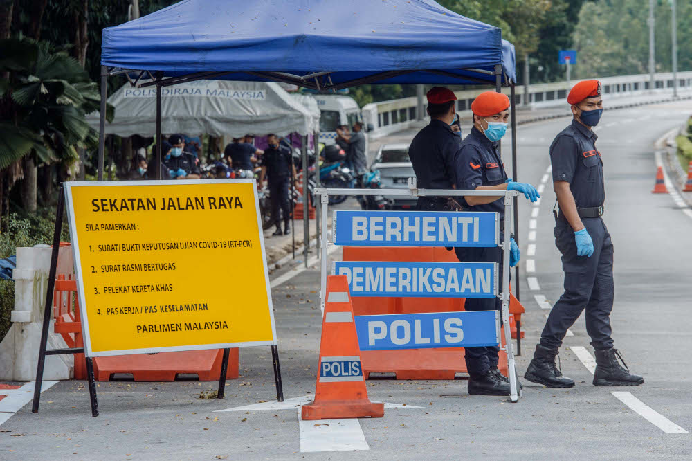 Parliament compound is under heavy guard by police, July 29, 2021. — Picture by Shafwan Zaidon