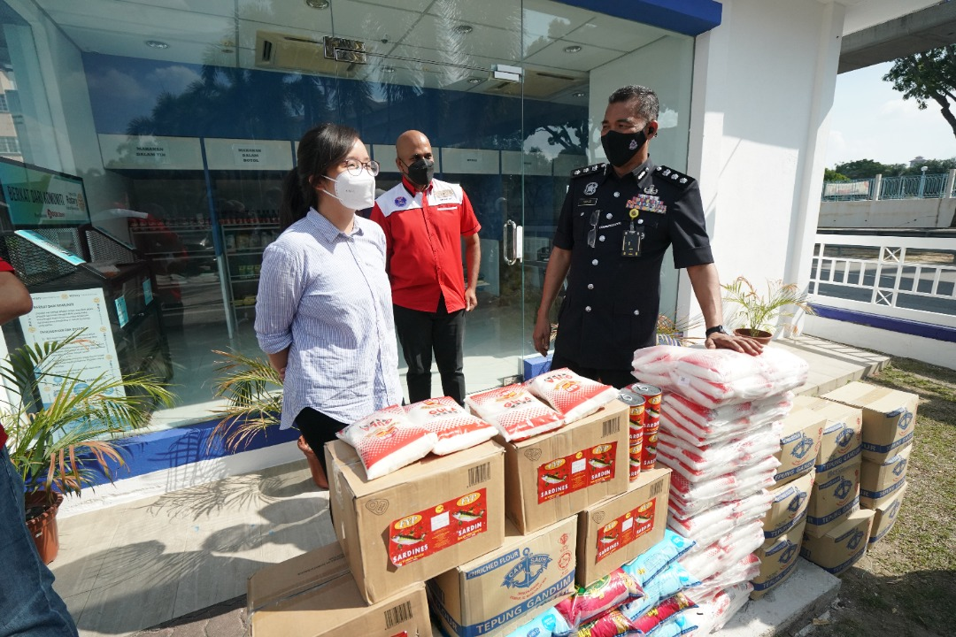 Subang Jaya district police chief OCPD Assistant Commissioner Abdul Khalid Othman (right) and assemblyman Michelle Ng (left) with USJ 11/3 KRT and RA chairman Singam M. Andy (centre) after Abd Khalid received the donated items from the KRT and RA. — Photo from Facebook/ SJ Echo