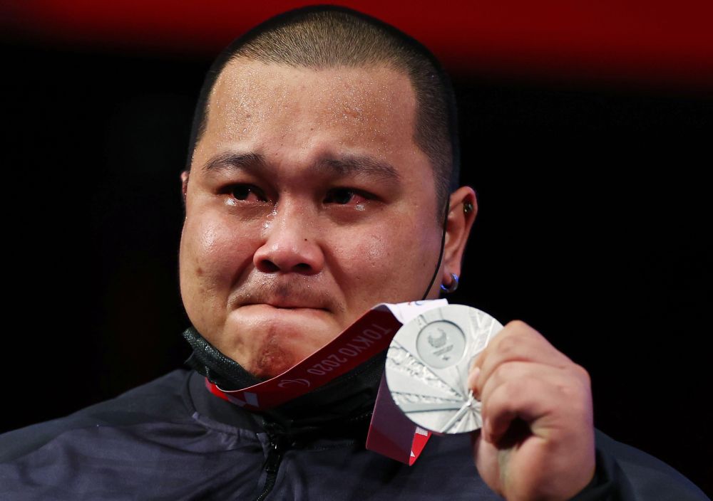 Malaysian powerlifter Jong Yee Khie poses with his silver medal on the podium at the Tokyo International Forum August 30, 2021. — Reuters pic