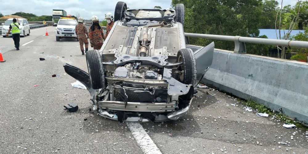 The car accident along Kilometer 19.2 of the Senai-Desaru Highway near Johor Baru, August 17, 2021. u00e2u20acu201d Picture courtesy of the Johor Fire and Rescue Department