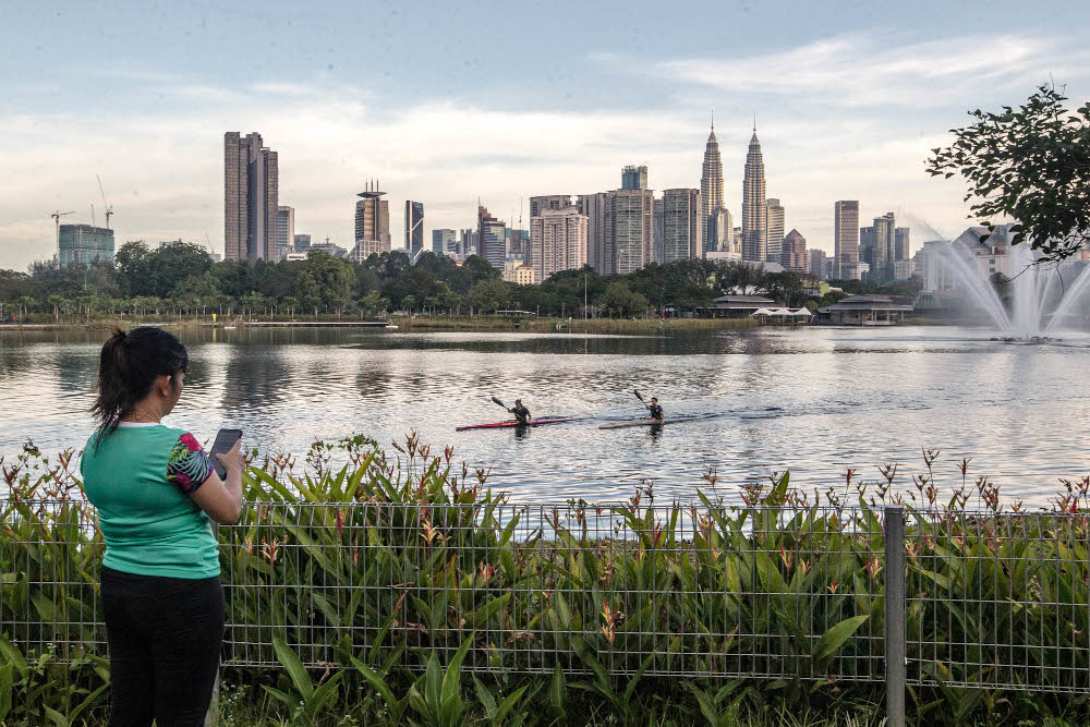 People are seen kayaking at Taman Tasik Titiwangsa during Phase Two of the National Recovery Plan in Kuala Lumpur September 10, 2021. u00e2u20acu201d Picture by Firdaus Latif