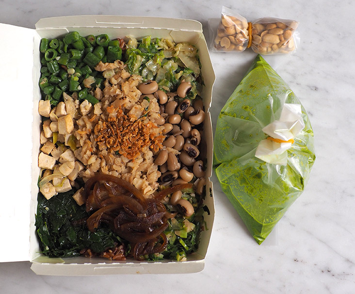 Your takeaway pack of green goodness is neatly packed with the sauce and peanuts packed separately