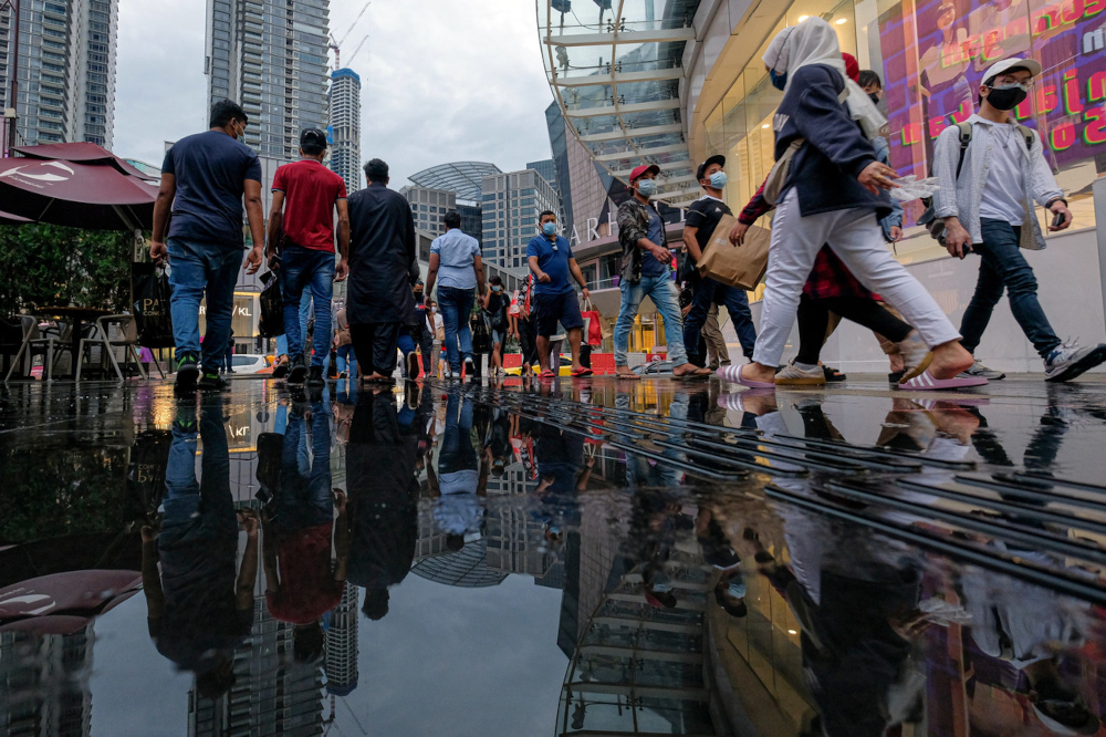 Rain fails to deter the public from spending the long holiday weekend in Kuala Lumpur, September 19, 2021. u00e2u20acu201d Bernama pic 