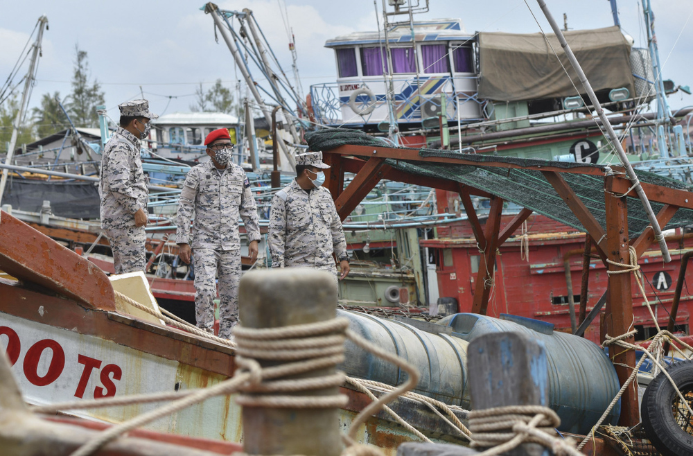 MMEA director-general Maritime Admiral Datuk Mohd Zubil Mat Som viewing the seized vessels belonging to foreign fishermen at the MMEA Kelantan Vessel Detention Centre, October 4, 2021. u00e2u20acu201d Bernama pic 