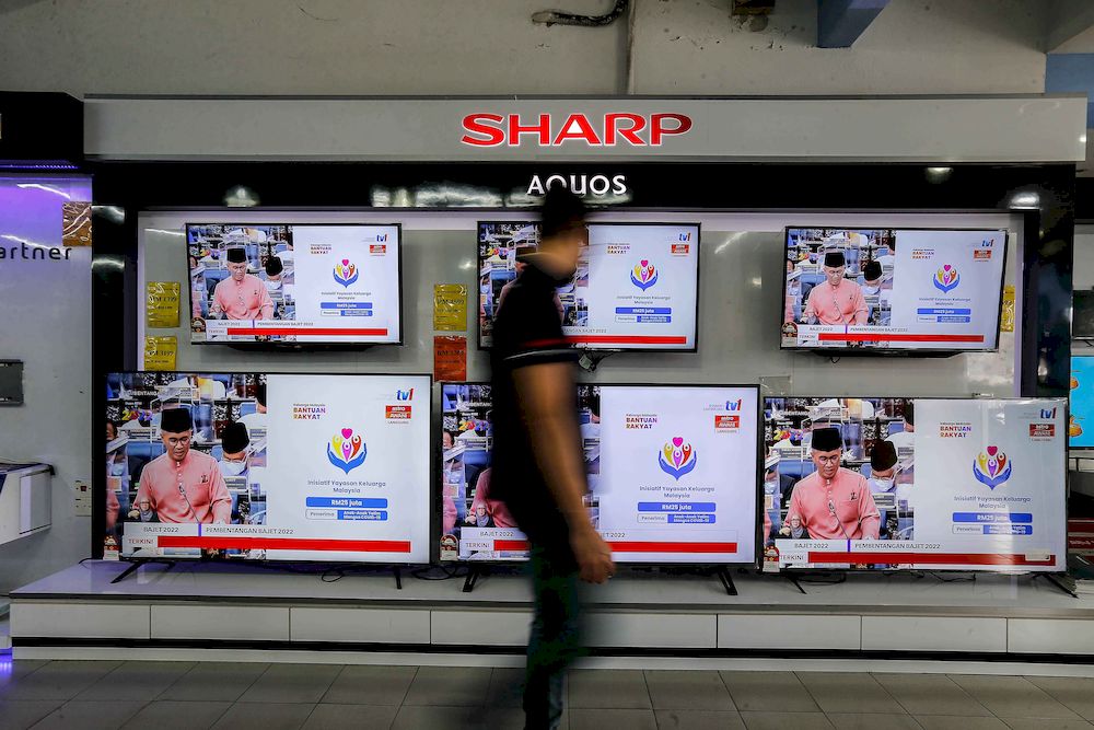 A person watching the live presentation of the 2022 Budget by Finance Minister Tengku Datuk Seri Zafrul Tengku Abdul Aziz in Parliament, in Penang on October 29, 2021. u00e2u20acu201d Pic by Sayuti Zainudin