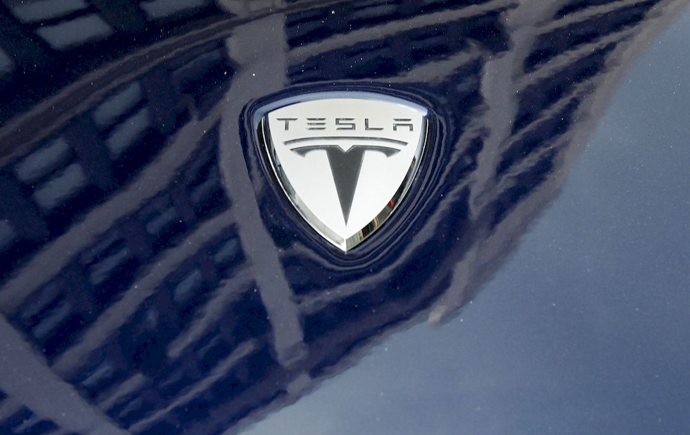 Logo Anadolu CA Tesla Motors pada model mobil listrik terlihat di luar ruang pamer di New York 28 Juni 2010. — Reuters pic