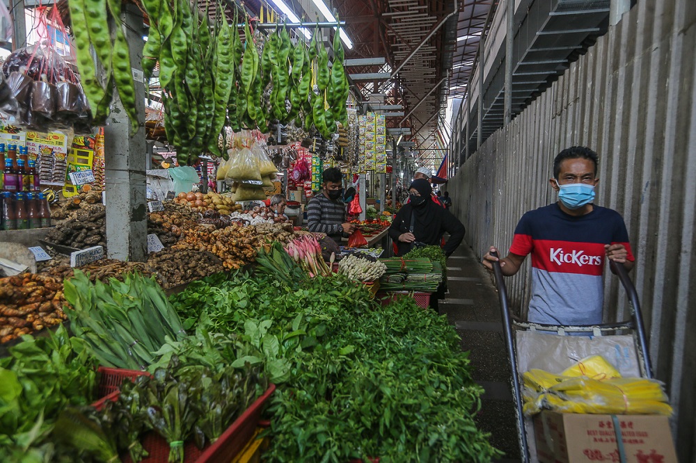 People shop for vegetables at a wet market in Kuala Lumpur October 28, 2021. u00e2u20acu2022 Picture by Yusof Mat Isa