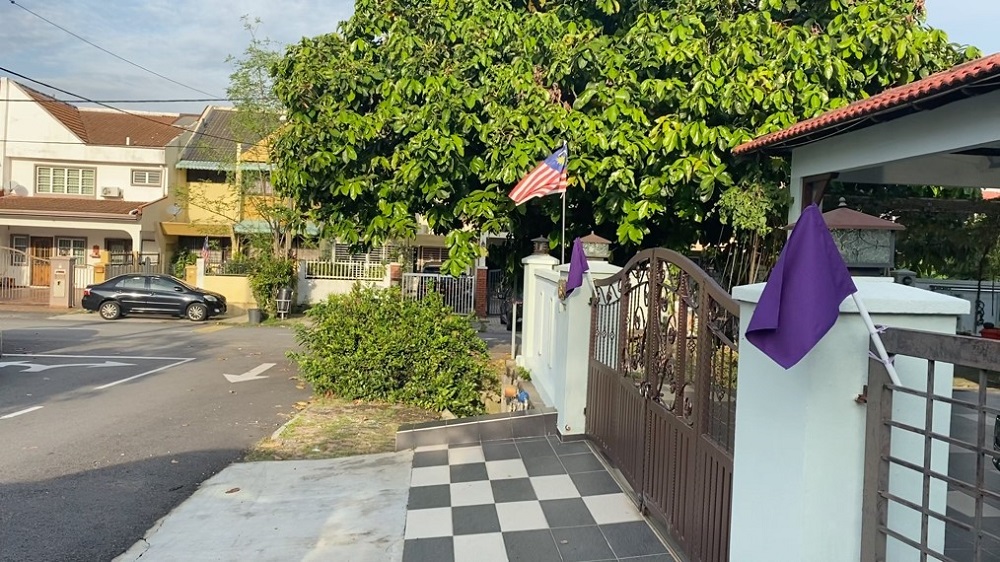 Malaysians who wish to help the needy are encouraged to fly a purple flag in solidarity. u00e2u20acu2022 Picture courtesy of JagaKita.co