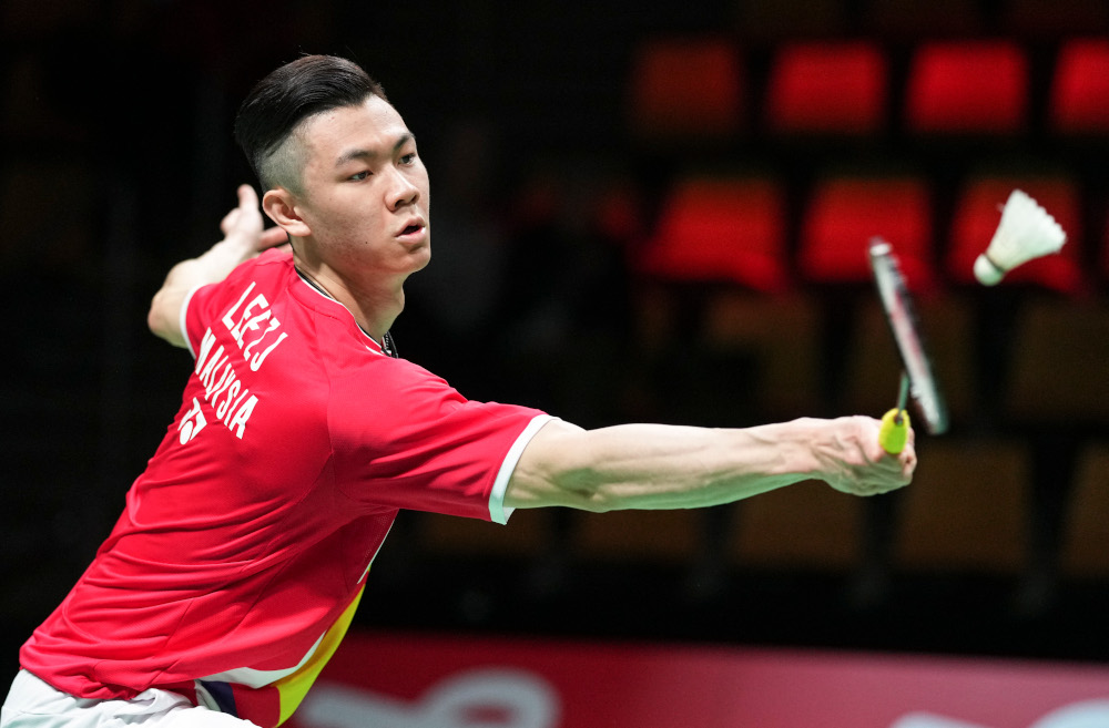 Petenis Malaysia Jia Lee Zii menghadapi petenis Jepang Kento Momota (tak terlihat) dalam pertandingan tunggal putra pada pertandingan bulu tangkis beregu putra Piala Thomas antara Jepang dan Malaysia di Aarhus, Denmark pada 14 Oktober 2021. - Foto AFP