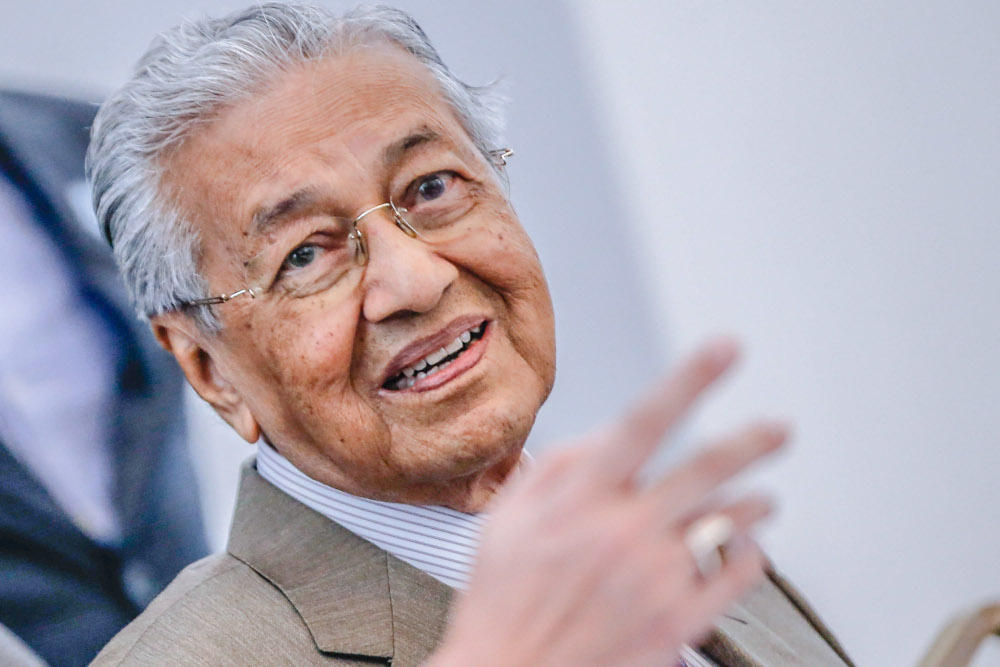 Tun Dr Mahathir Mohamad challenged the authorities to investigate him if there was any wrongdoing. ― Picture by Hari Anggara