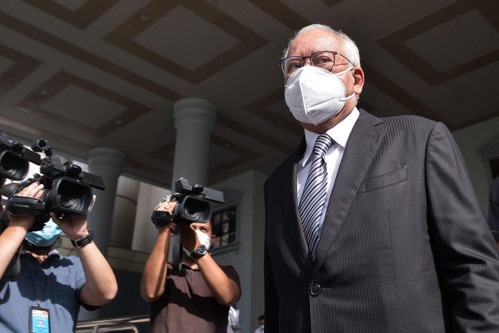 Datuk Seri Najib Razak arrives at the Kuala Lumpur High Court on October 26, 2021. ― Picture by Miera Zulyana